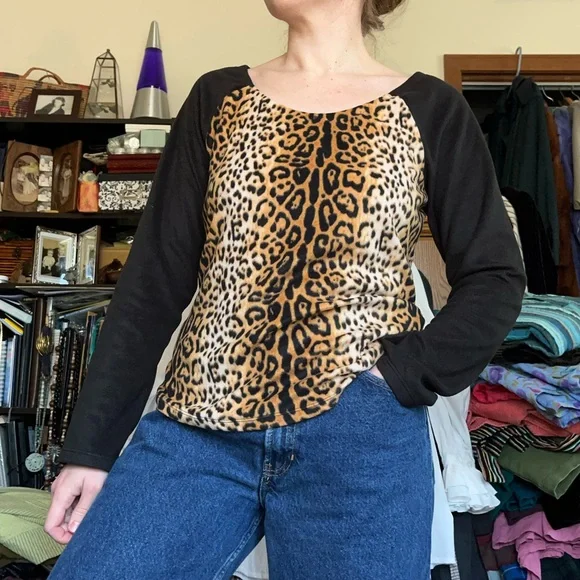 Betsey Johnson Fleece Leopard Print Top Sweater Size M Boho Glam Girly - Picture 3 of 11